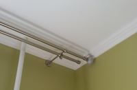 Круглый двухрядный карниз со стеновым креплением